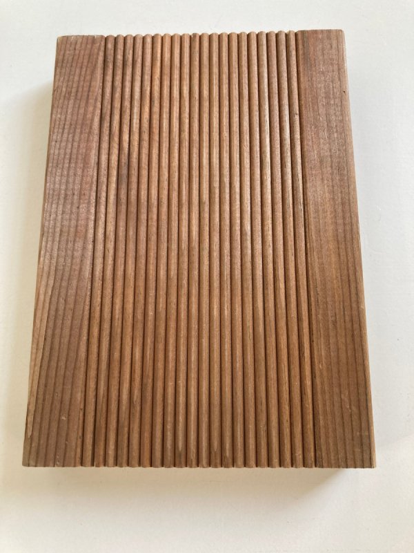 Vuren terrasplank/27x145mm /opgerond/1-z geprofileerd/bruin autoclaaf x op uitloopx